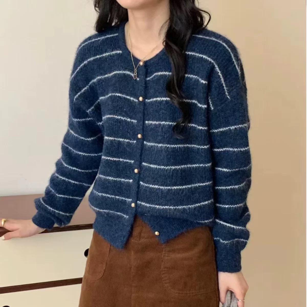 

Женский полосатый кардиган с цветными блоками и круглым вырезом - Осень/Зима 2025, Универсальный вязаный свитер в корейском стиле One Size темно-синий