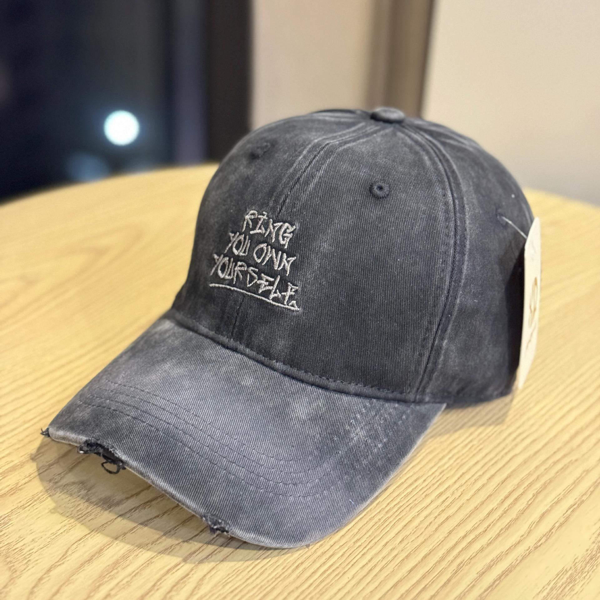 

Новая бейсболка в американском стиле с вышивкой потертых букв для женщин на осень, универсальная, подчеркивающая лицо, с небольшим градиентом, мягкий верх, кепка-утка для мужчин Adjustable