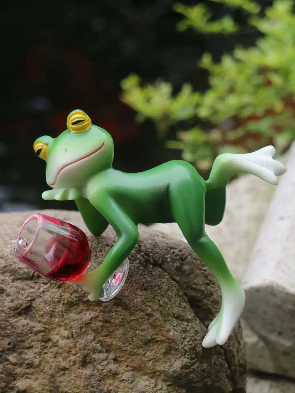 

1 Piece of Interesting Green Frog and Wine Glass Hangings Full - Indoor and Outdoor Decoration Suitable for Garden, Aquarium, Garden Ponds, Flower Pot