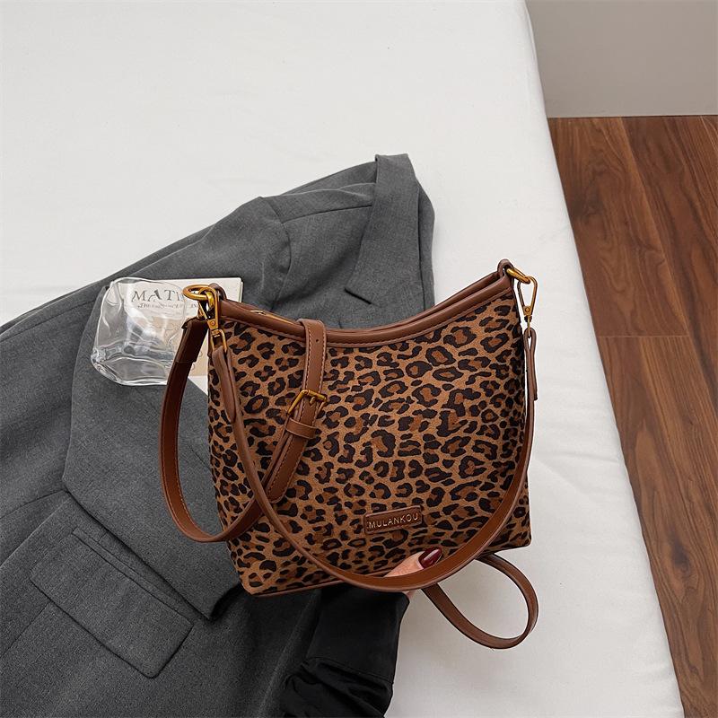 Autumn retro matte suede bag women's 2025 new trendy fashion shoulder bag large capacity commuter bucket bag