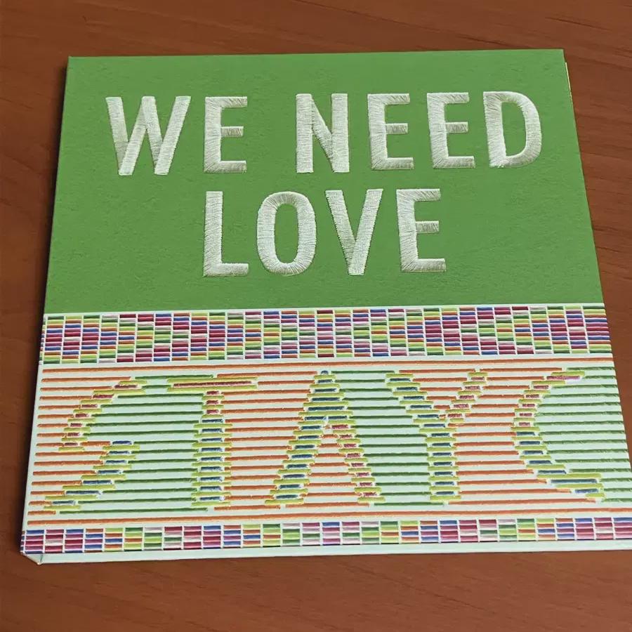 

Автограф Стейси, альбом We Need Love, зеленая версия