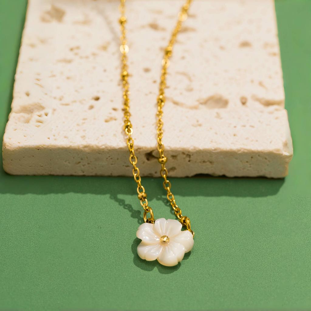 Fashionable White Shell Cherry Blossom Pendant Necklace, Vintage Exquisite Charm Flower Jewelry, Preferred Holiday Gift For Daily Wear