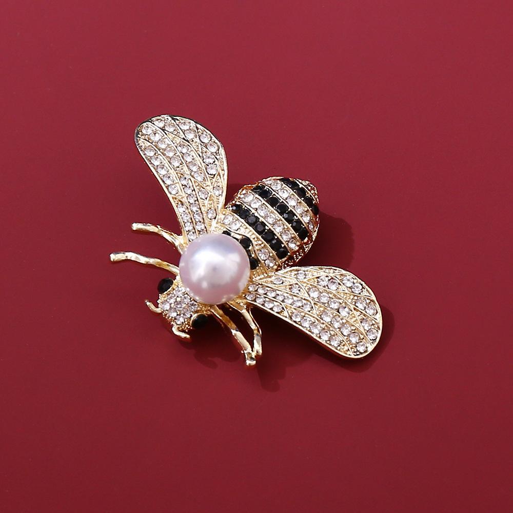 2026 Bee Brooch Female High-end Corsage Korean Luxury Temperament Badge Decorative Pin Creative Versatile Clothes Accessories