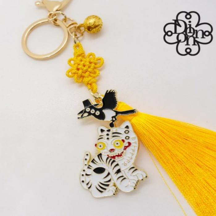 

DIO Hojakdo Tiger Keyring – Traditional Korean Magpie & Tiger Folk Art Charm yellow