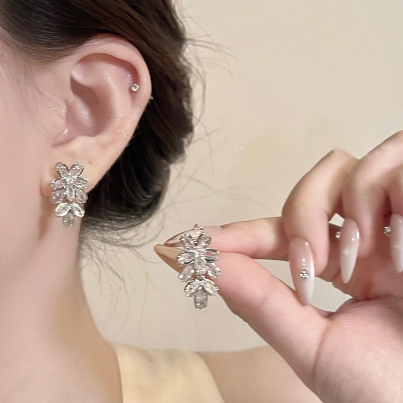 Elegant Rhinestone Flower Stud Earrings: Fashionable & Trendy for 2025