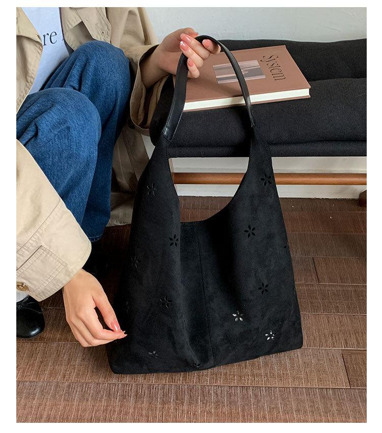 

Large-capacity retro tote bag women s 2025 new fashion engraved hollow child and mother bag casual commuter shoulder bag чёрный