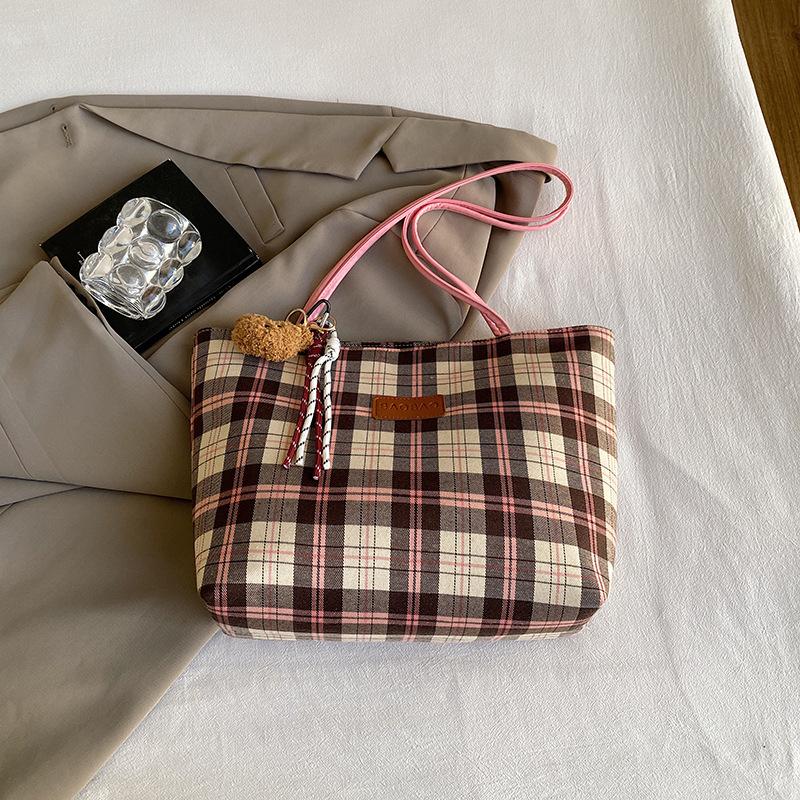 Autumn and winter retro large-capacity handbag women's 2025 new leisure commuter plaid college student class tote bag