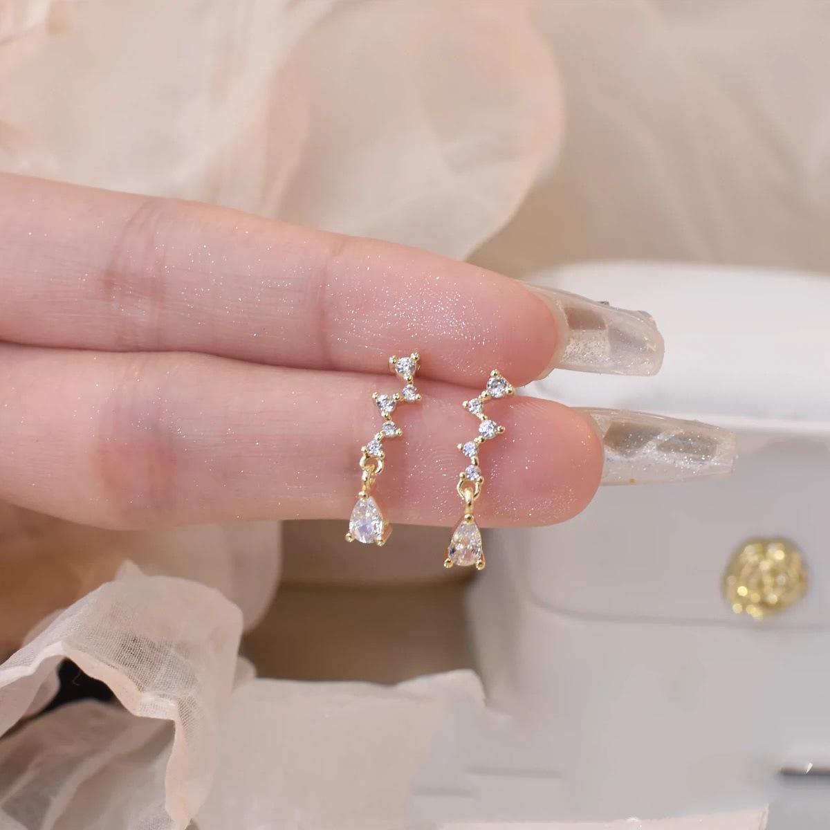 Beixi Sterling Silver  A Drop of Tear  Cubic Zirconia Water Drop Stud Earrings 925 Silver