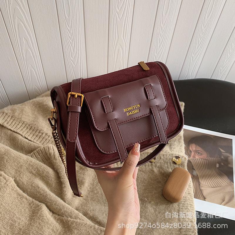 

French niche design contrasting color underarm small bag women s 2025 new trendy retro splicing single shoulder crossbody small square bag червоний