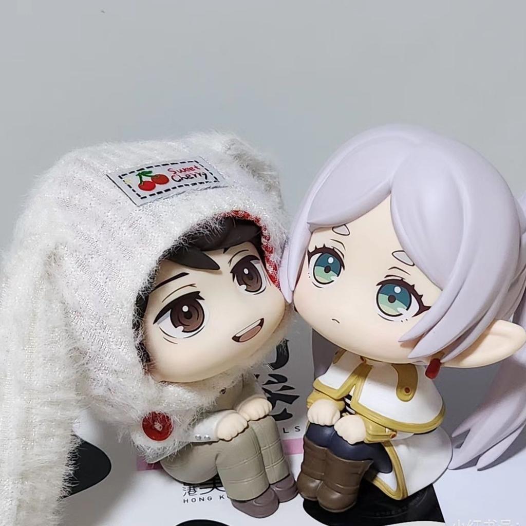 Figurka Anime Frieren Beyond Journey's End do dekoracji pulpitu lub obudowy komputera przedstawiająca żałobną scenę