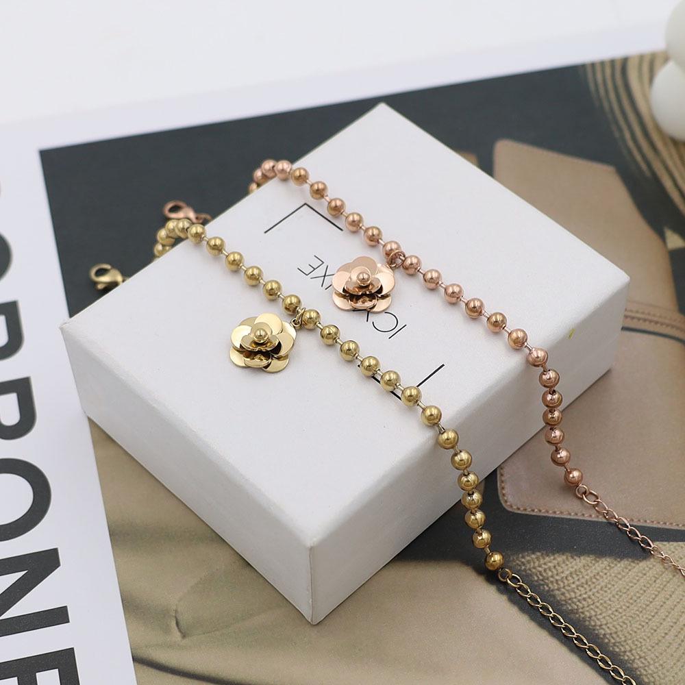 

Influencer s Minimalist 18k Gold Titanium Steel Flower Bracelet for Women