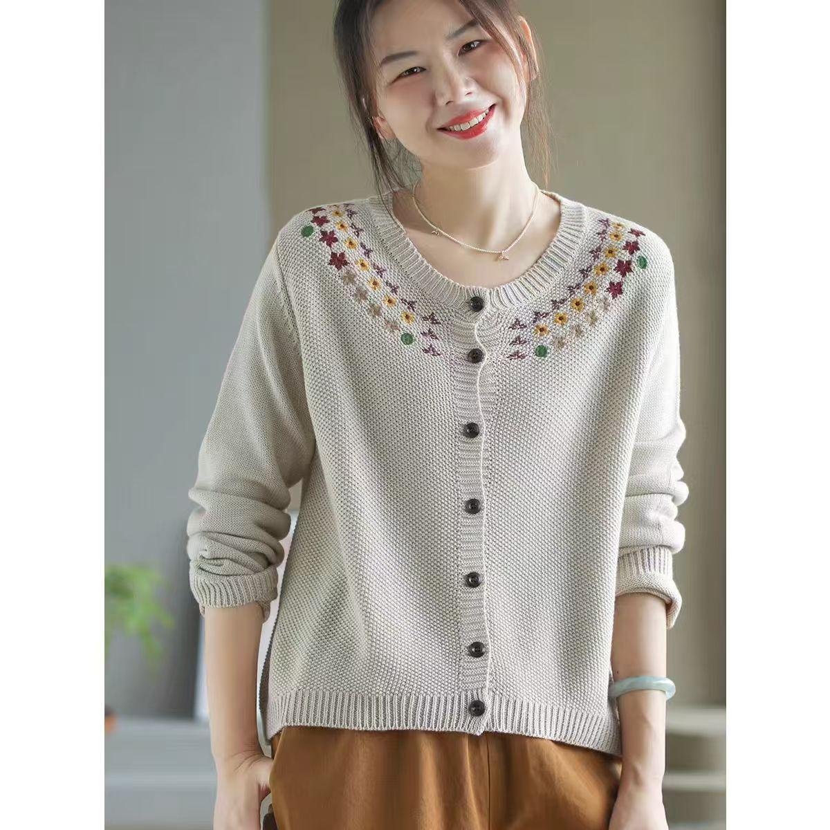 

Johnature Женский осенний модный винтажный однобортный свитер с круглым вырезом, однотонный свитер свободного покроя с вышивкой One Size бежевый