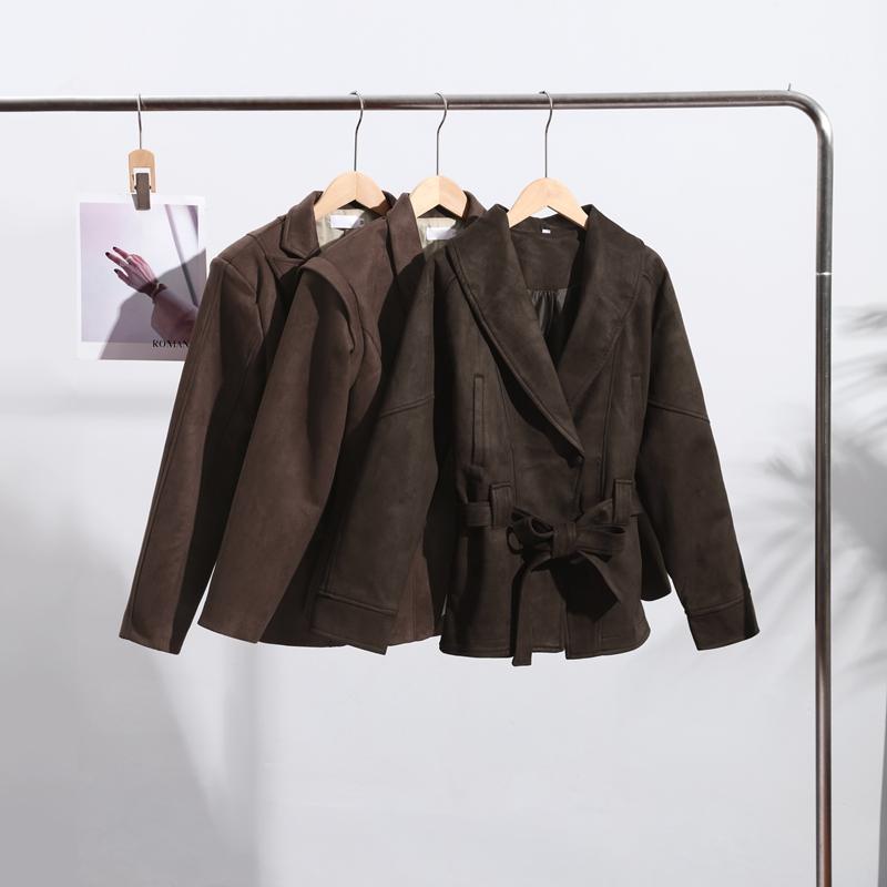 Dámská teplá semišová bunda tmavě hnědé barvy s klopami na šněrování, s dlouhým rukávem, na dojíždění, blejzr v retro britském stylu, temperamentní bunda, podzim 2025