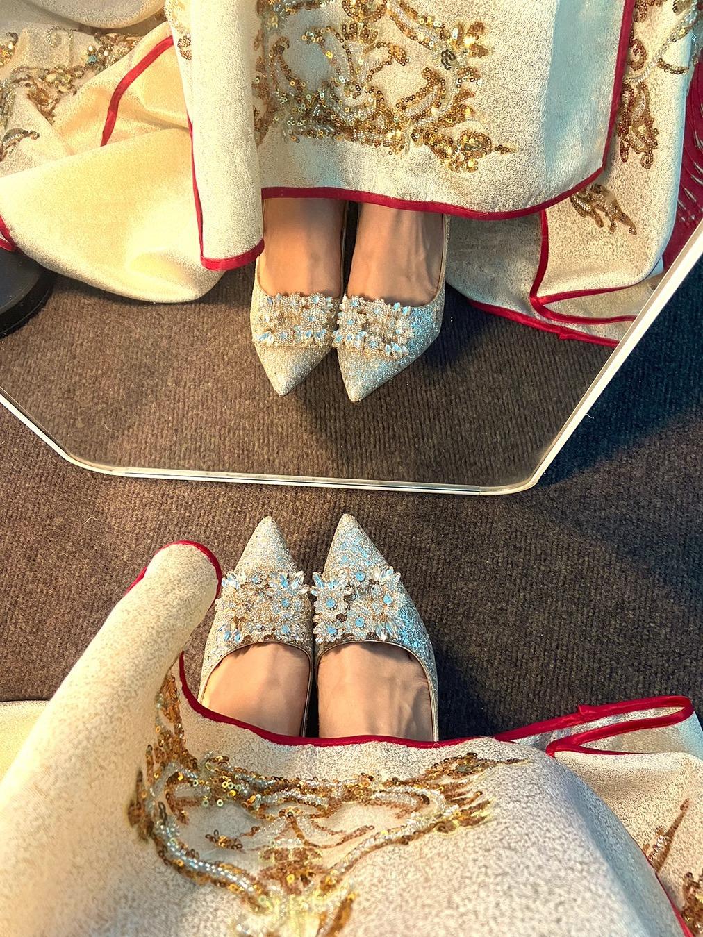 

Свадебные туфли показывают свадебное платье, две пары носят хрустальные туфли, туфли невесты, женские, шампанского цвета, высокие каблуки, не уставшие ноги, стразы, новинка 2025 года 40