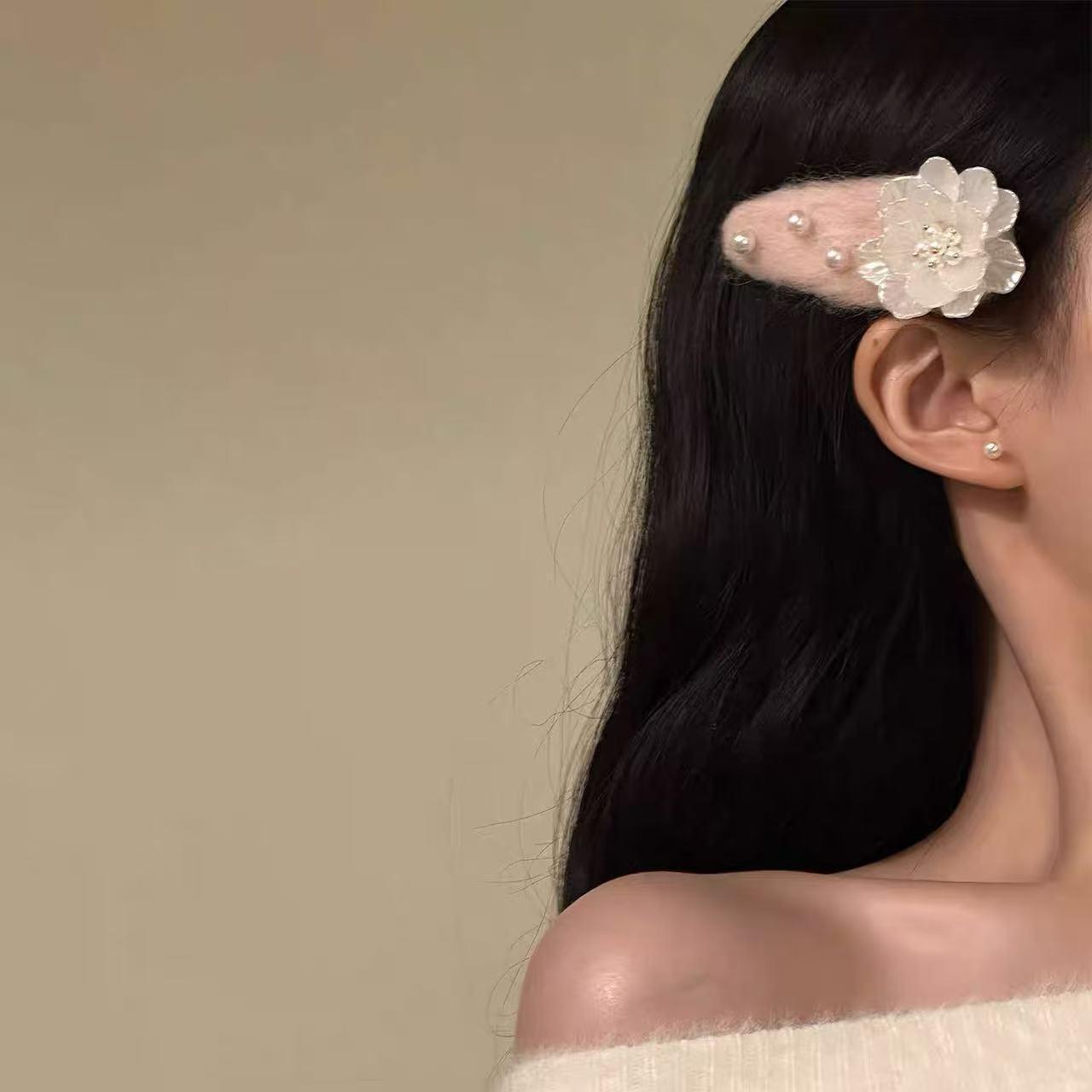

Korean Autumn/Winter Pearl Duckbill Hair Clip - Plush, Versatile, and Fashionable