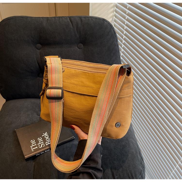 

2025 лето новая сумка нишевая повседневная легкая сумка-мессенджер женская повседневная универсальная модная дорожная сумка через плечо хаки