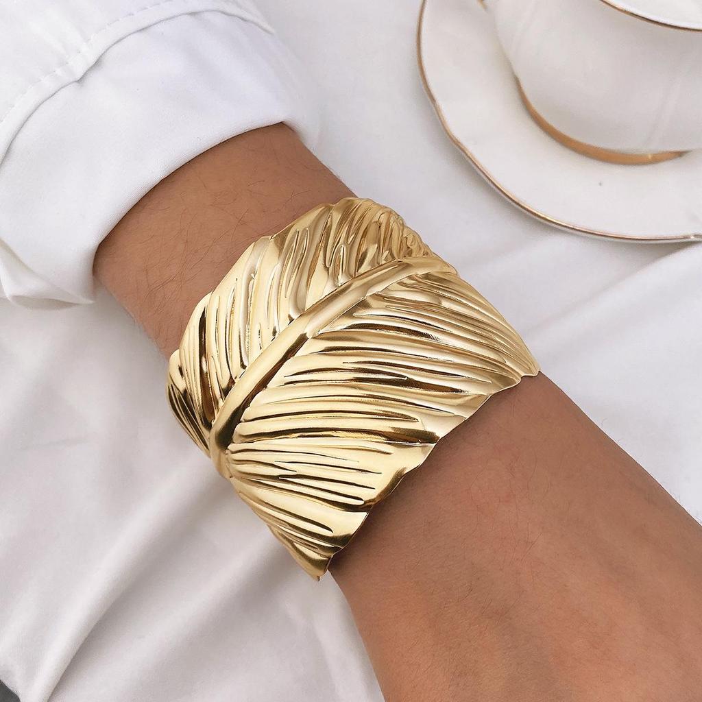 European-American Trendy Wide-Face Cuff Bracelet: Elegant, Smooth Metal, Multi-Layered, High-End Design.