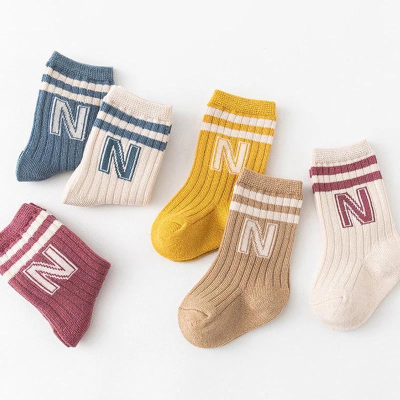 Herbst Baby Buchstaben Stickerei Baumwolle Boden Schlauchstrümpfe Koreanische Kinder Strick Weich Mode Kniehoch Lange Socken für Säuglingsjungen Mädchen