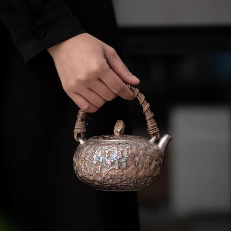 Su's Ceramic Gilded Silver Teapot with Stone Pattern