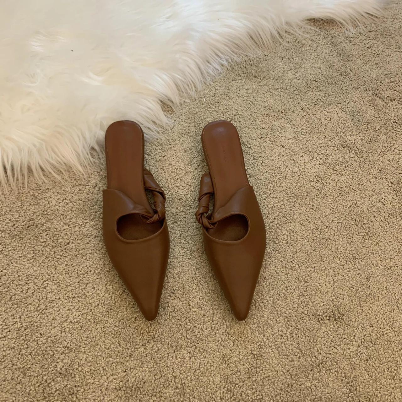 

Мода 2024 года, новые весенние женские тапочки, сандалии с острым носком, тапочки на плоской подошве, повседневные, универсальные, сексуальные, однотонные, женские мюли, шлепанцы 39 темно-коричневого