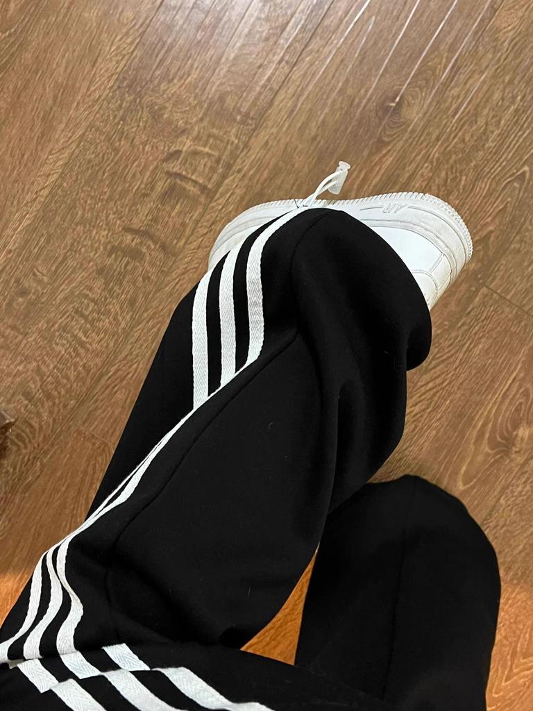 Dámské pruhované splývavé tepláky s rovnými nohavicemi, Jaro/Podzim 2025: Všestranné široké nohavice s manžetami, ležérního střihu.