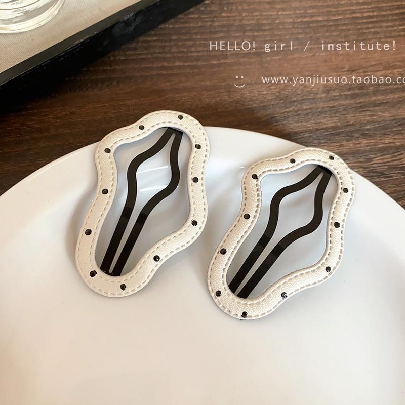 

1/2 шт. Геометрические заколки для волос в горошек с текстурой, похожей на кожу, в форме звезды и облака, с нескользящим захватом, боковые заколки для челки, минималистичные заколки для волос Clouds 2pcs белый