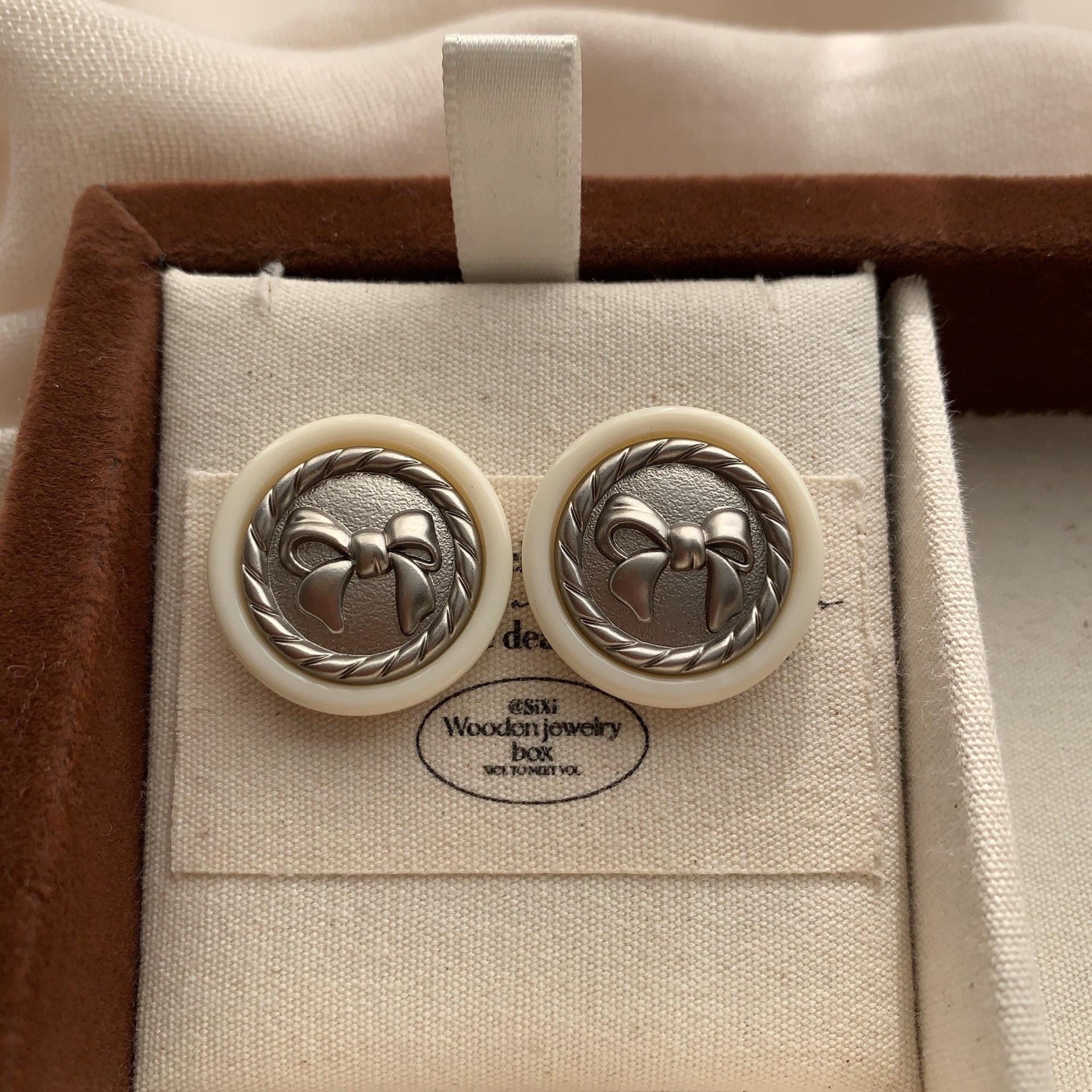 Retro Button-Type Bow Stud Earrings Romantic And Elegant Niche Design High-End Fashion Light Luxury Earrings Women