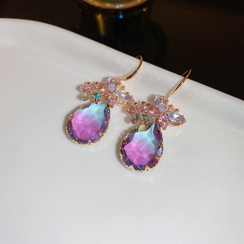 

Пурпурные серьги-пусеты с жемчугом и стразами