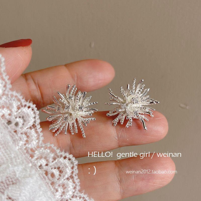 

Весенние фейерверки Блестящие серебристые серьги-пусеты в виде цветка Причудливые Освежающие Стильные Подвески для ушей Ювелирные изделия Холодный стиль A pair of stud earrings