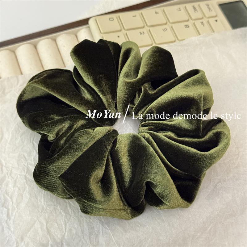 Elegant Velvet Scrunchie: Retro Women's Ponytail Hair Accessory