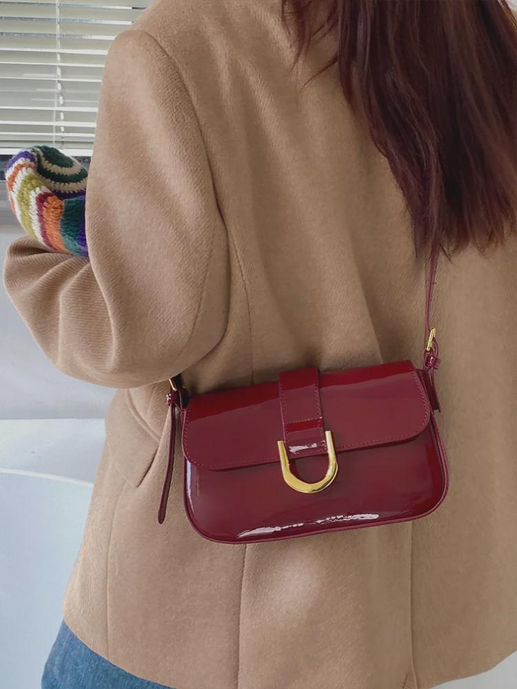 Women's Retro Wine Red Messenger Bag - 2024 Autumn/Winter Collection, Horseshoe Buckle, Small Square Underarm Shoulder Bag