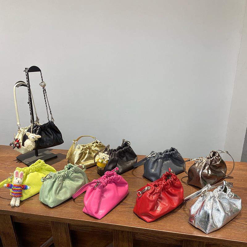 Damska torebka łańcuszkowa typu chmurka z plisowanej skóry naturalnej ze złotym akcentem - Stylowa modna na ramię/przez ramię