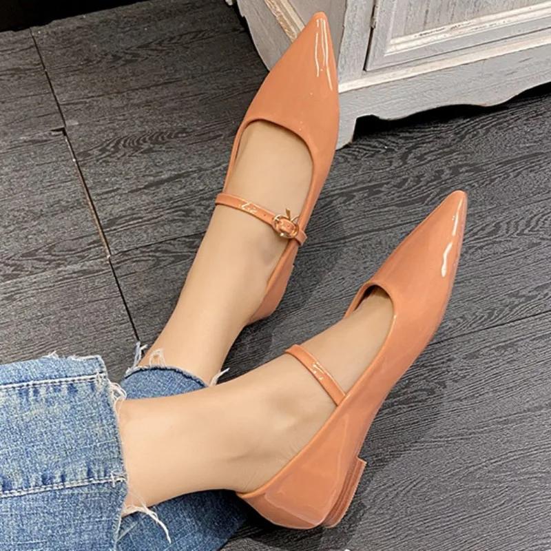 

Модные женские балетки из мягкой кожи, элегантные, с острым носком и ремешком с пряжкой, больших размеров, весна 2025, телесного цвета, удобные для работы в офисе 42 бежевый