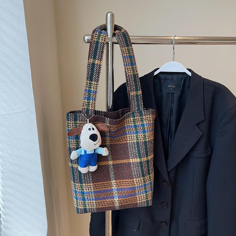 

Korean niche new autumn shoulder bag women s personality fashion and leisure 2025 student trend big bag bucket bag Without pendant темно-коричневого