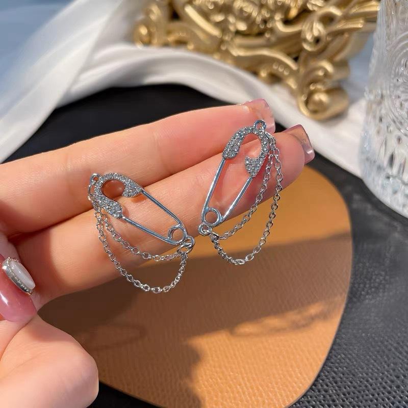 

Нові мінімалістичні жіночі сережки-скріпки з ланцюжками та китицями з цирконом