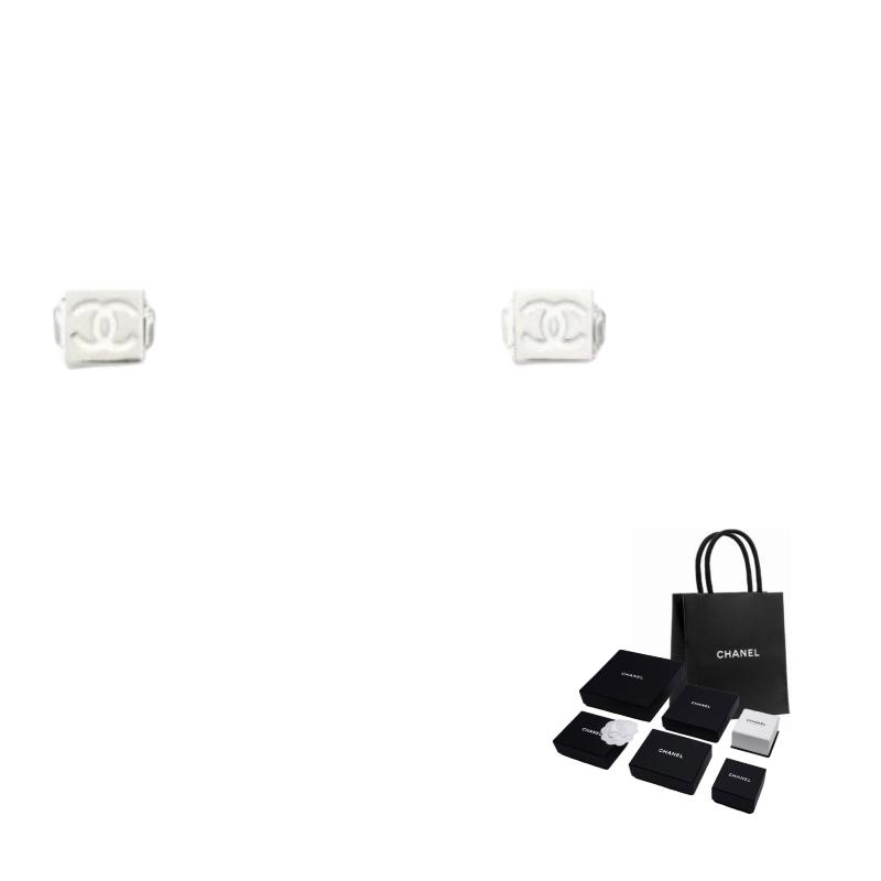 

CHANEL [25C Early Spring] Brand Engraving - Earrings Women s Silver срібний