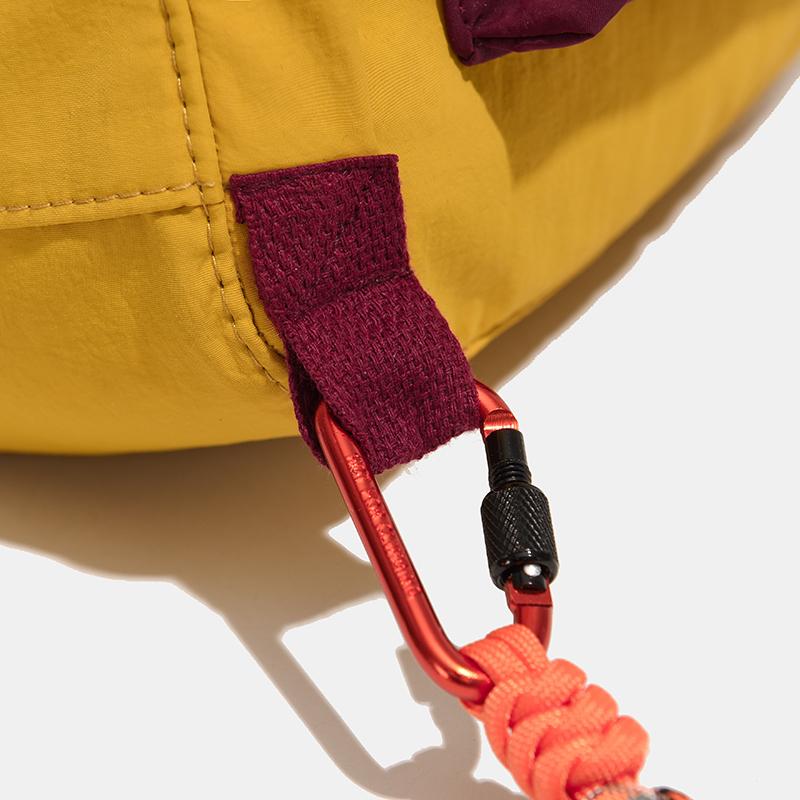 Farbblock-Rucksack mit Fronttasche und gepolsterten Schultergurten