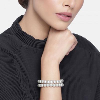 Armband mit doppelreihigen grauen Perlen