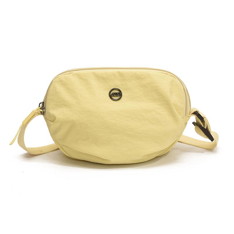 Multi-color shoulder bag with the same shoulder messenger bag will be sent on behalf of the new niche portable high-end large-capacity trend.