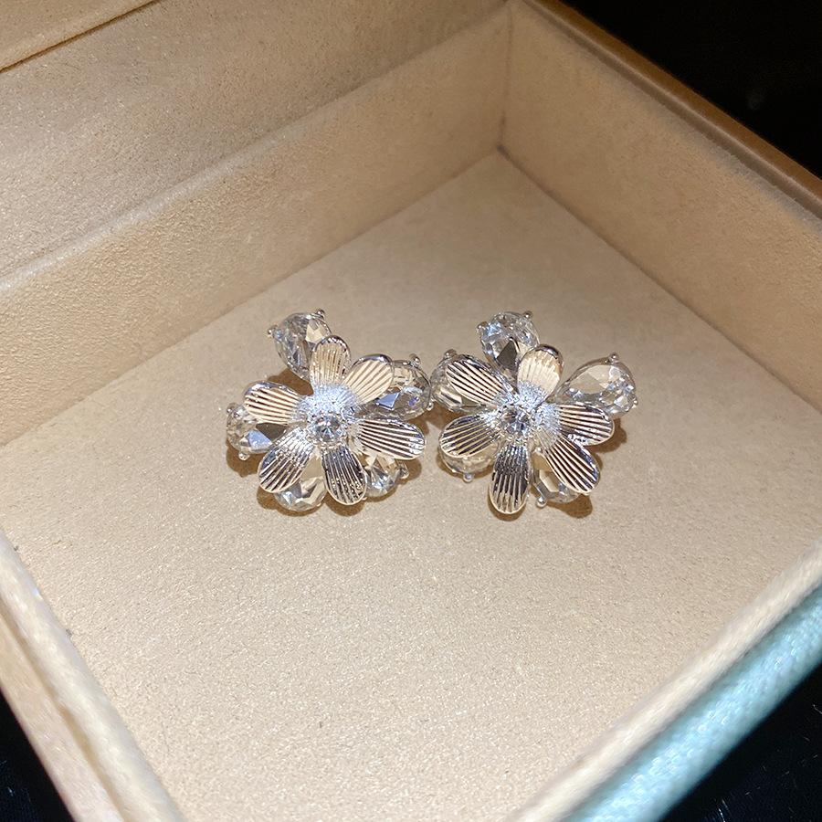 

Silver needle flower pattern stud earrings Mori series sweet small fresh earrings light luxury high-end fashion earrings design sense niche