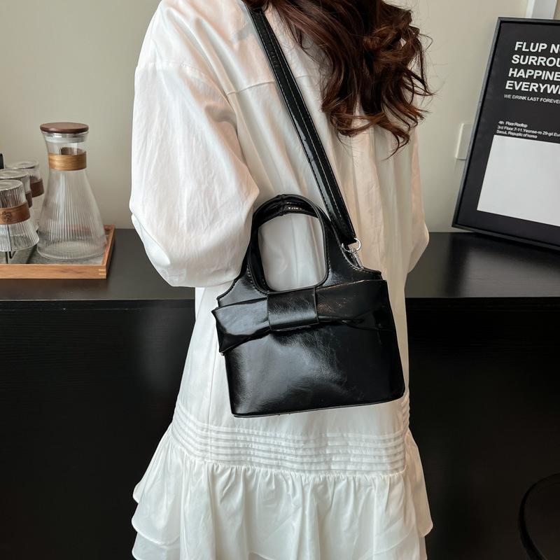 This Year's Popular Bucket Bag Women's 2025 New Fashion Foreign Style Messenger Bag Going Out Portable Shoulder Bag