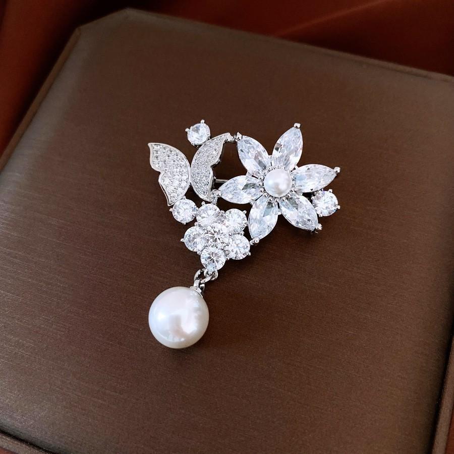 Średniowieczna Vintage Broszka z Kontrastującą Pszczołą Inkrustowana Diamentami Retro Lekki Luksus High-endowa Korsaż Wykwintne Wszechstronne Dodatki Kobiety