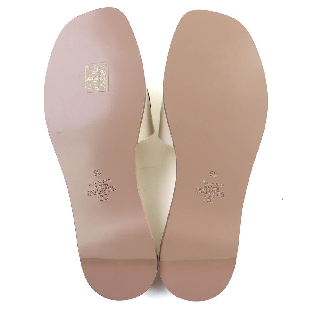 Nienaganne skórzane sandały klapki Valentino Garavani z wycięciem V Logo i kwadratowym noskiem 35 4W2S0IB0 Używane