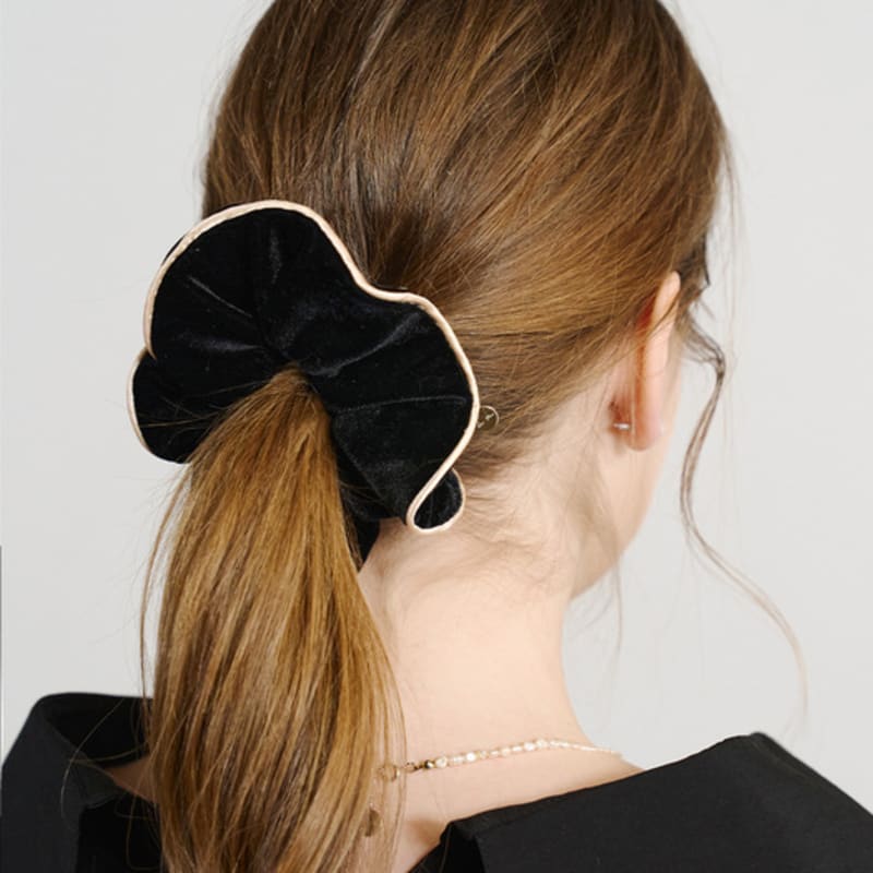 

Другая из моих бархатных резинок для волос black