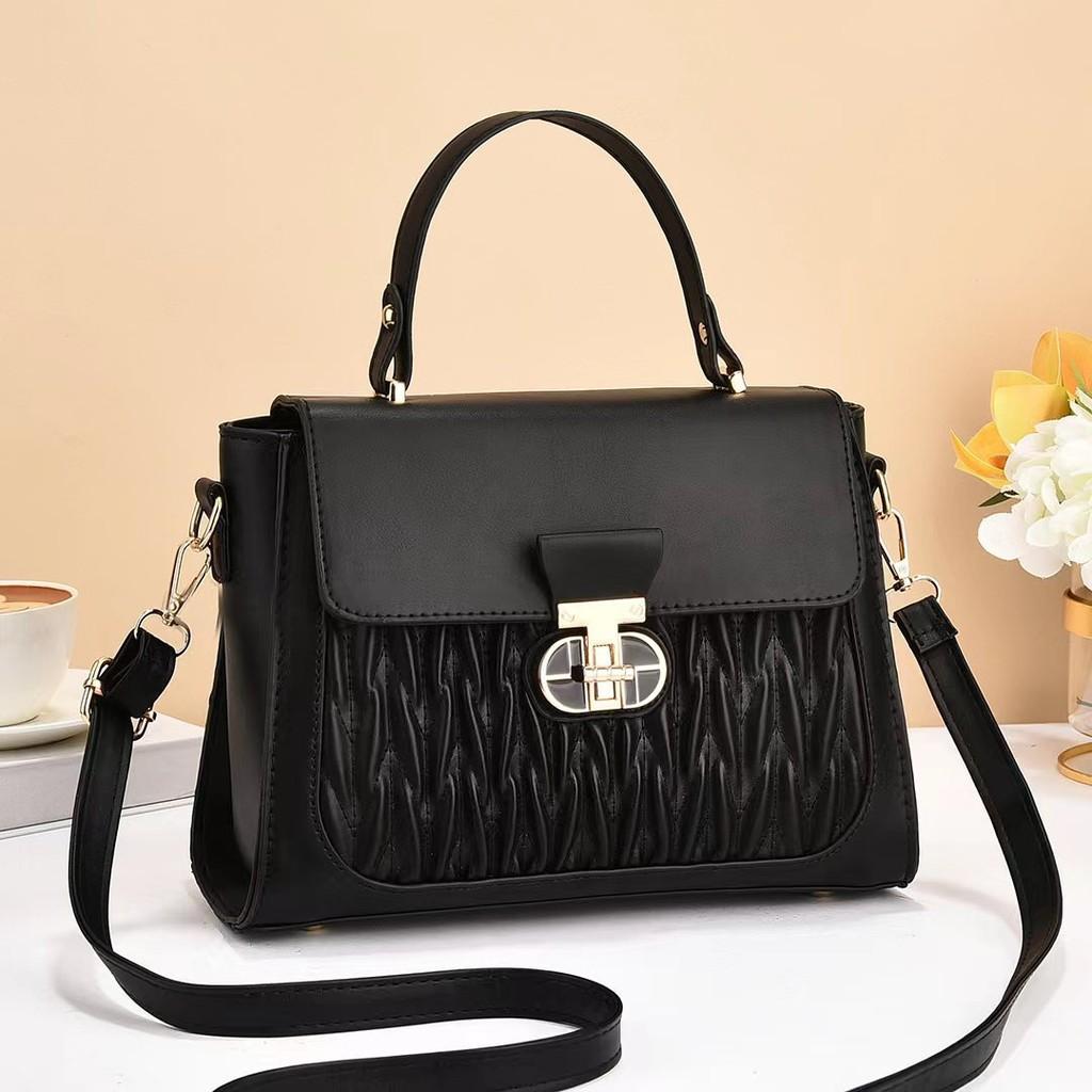 Stylish Versatile Handbag For Women In Chic Colors With Chain And Lock Closure чёрный