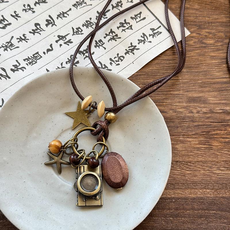 Retro Round Resin Necklace: Versatile, Fashionable High-End Clavicle Chain for Women