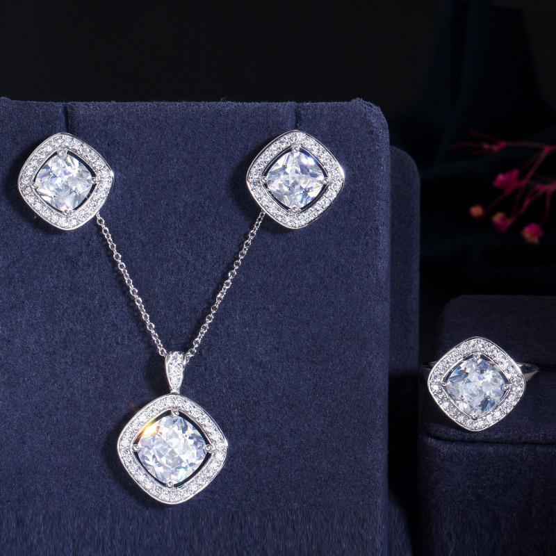 

Простой набор из трех предметов: квадратные серьги с микроинкрустацией цирконами, подвеска, кольцо, цепочка. 9