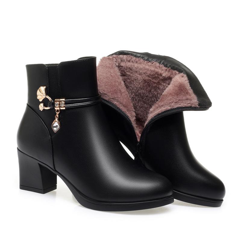 Mom Shoes Winter Short Boots, New    and Elderly Women's Shoes Fleece Warm Leather Shoes Medium Heel Thick Heel Soft Leather Cotton Shoes