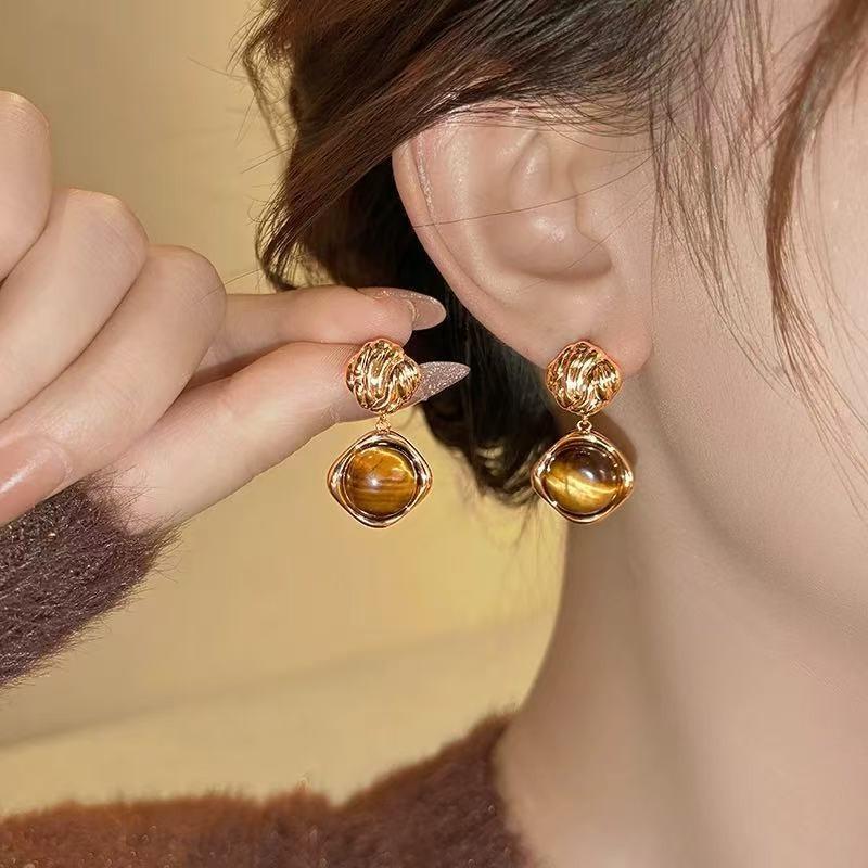 Silver needle tiger's eye stone geometric round pendant earrings retro Maillard style stud earrings personalized niche design earrings