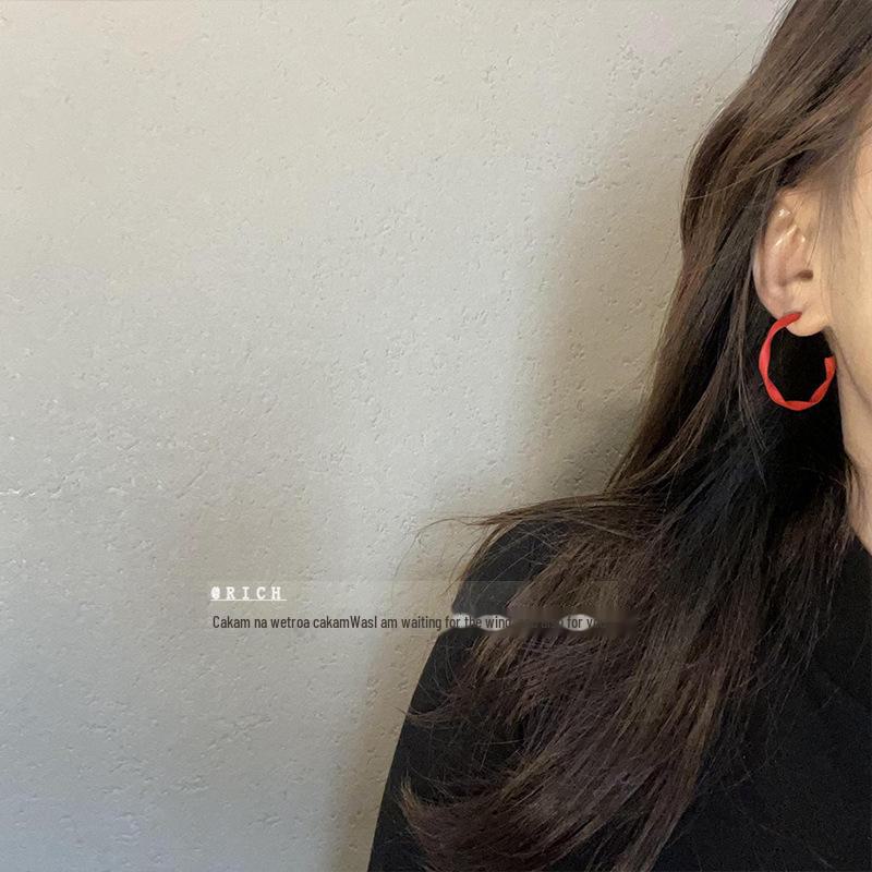 

Трендовые серьги-кольца в корейском стиле с перекручиванием 2025: Минималистичный холодный стиль для женской весенне-летней моды 925 silver красный